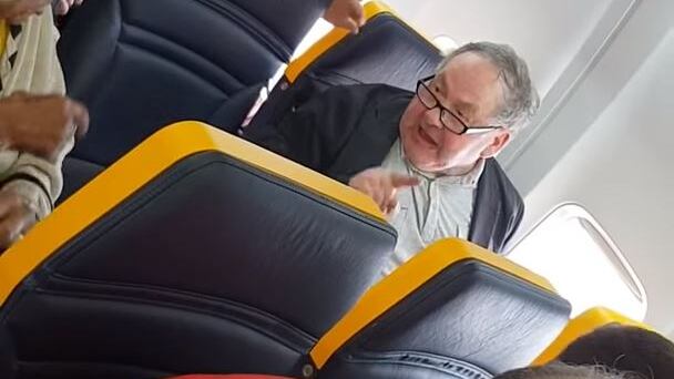 Ryanair, un uomo insulta una donna giamaicana e il personale non la difende