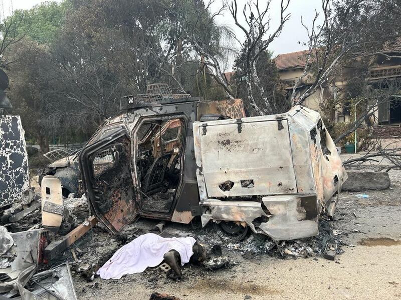 Una famiglia bruciata viva dai terroristi di Hamas nella sua casa a Kfar Aza 3
