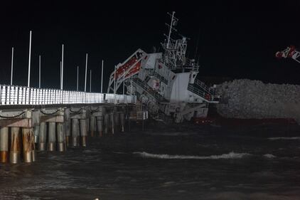 Marina di Massa, cargo si schianta contro il pontile e lo demolisce 3