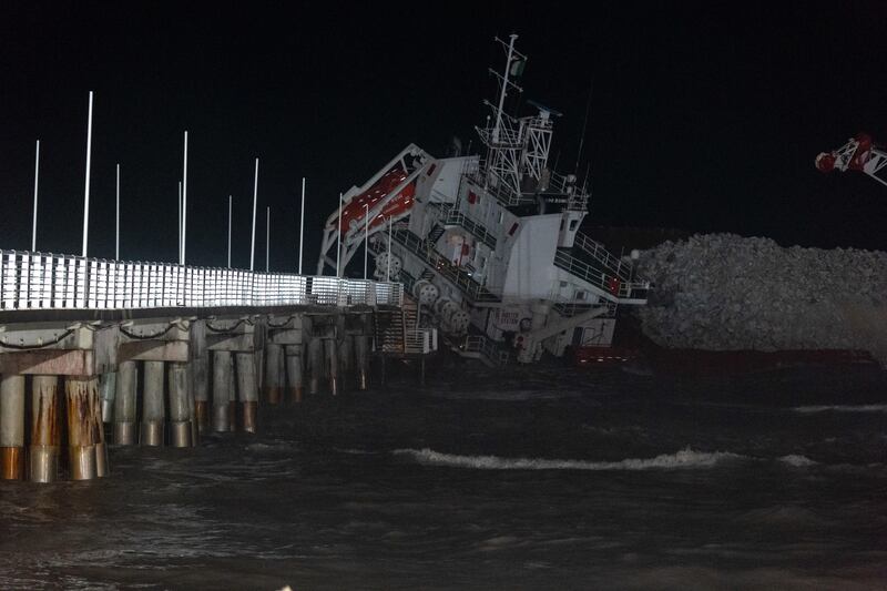 Marina di Massa, cargo si schianta contro il pontile e lo demolisce 3