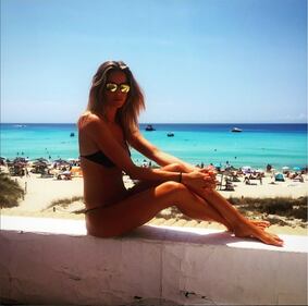 Elena Santarelli sexy in spiaggia 3