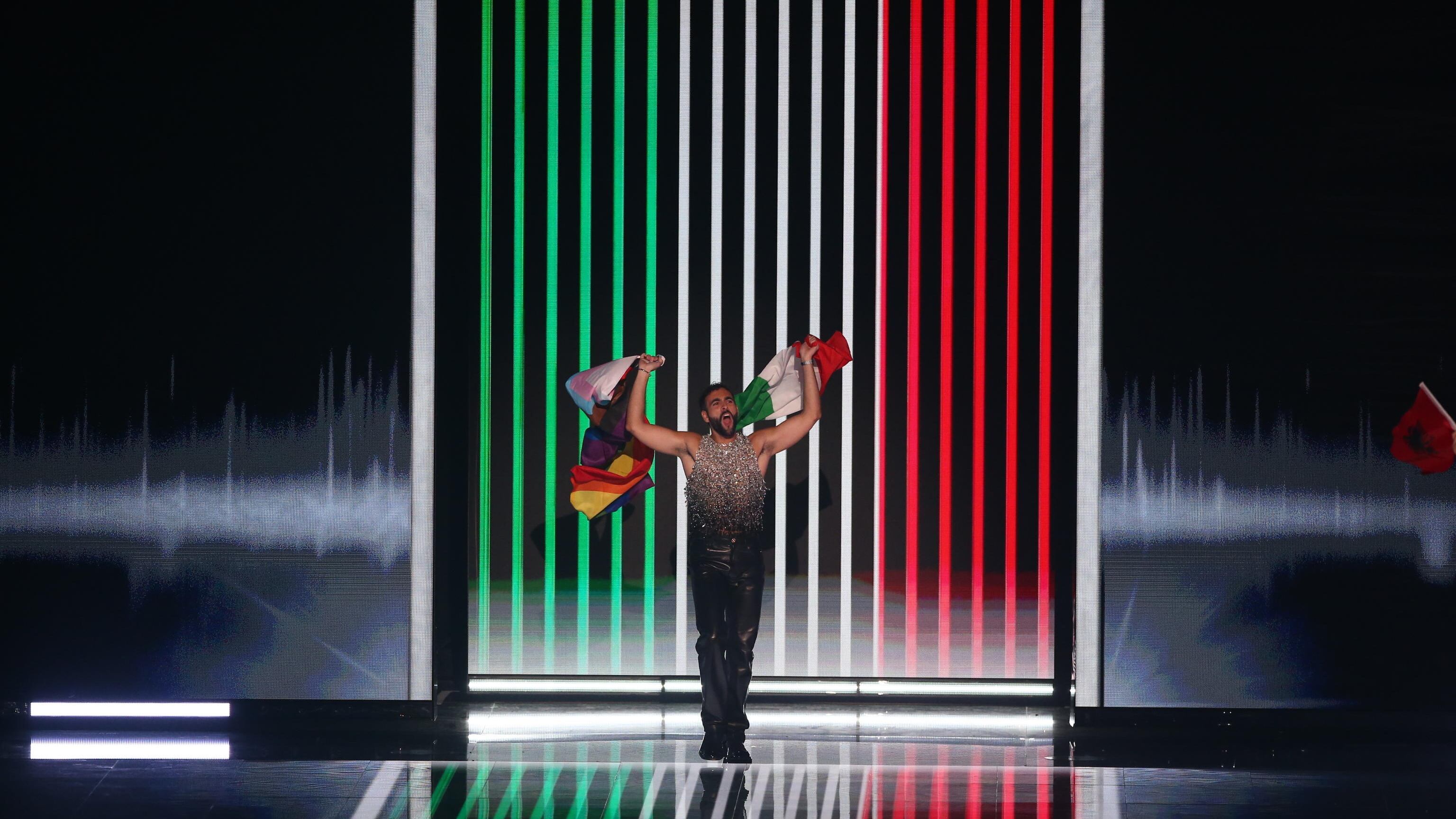 Lo spot Lgbt di Mengoni all'Eurovision: entra in gara con due bandiere
