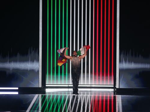 Lo spot Lgbt di Mengoni all'Eurovision: entra in gara con due bandiere