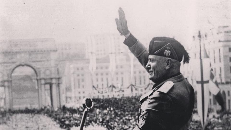 Dissequestrata la foto del Duce: "Non è apologia del fascismo"