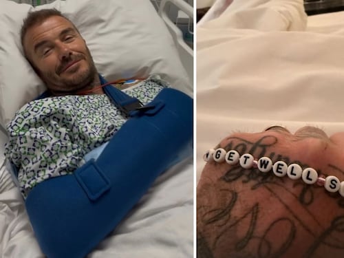David Beckham operato al polso: la foto dall’ospedale pubblicata da Victoria