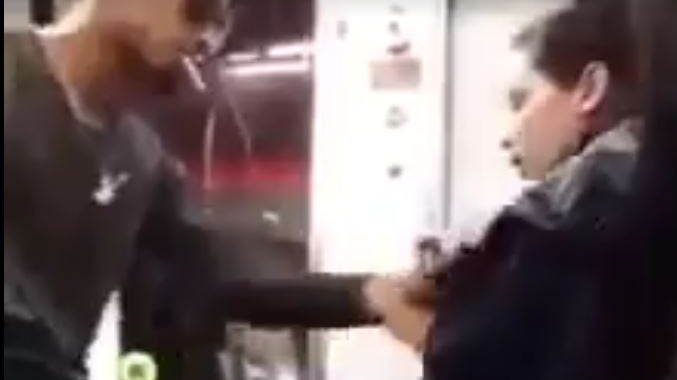 Litiga con una ragazza rom: la scaraventa fuori dalla metro
