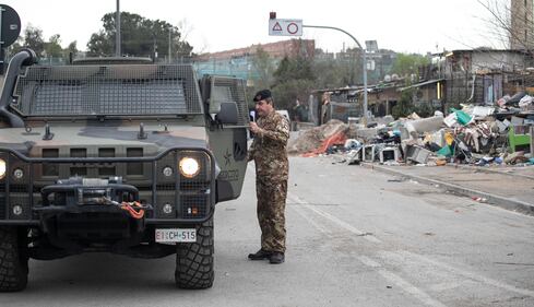 Roma, i militari all'ingresso del campo rom di via Salviati 2