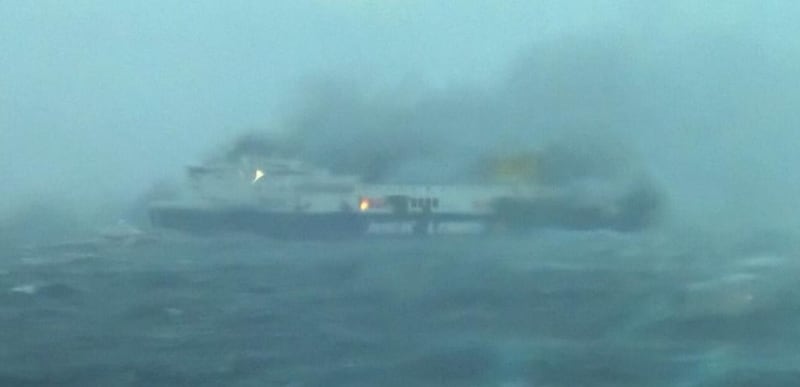 La colonna di fumo che sale dal traghetto in fiamme 2