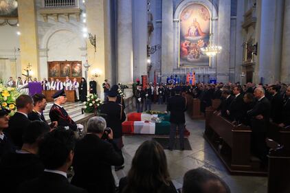 Sparatoria Trieste, in migliaia salutano gli agenti uccisi 3