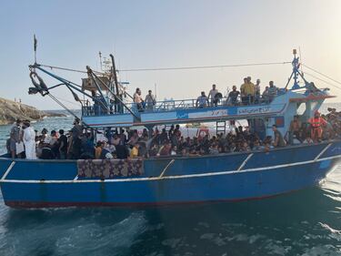 Maxi sbarco a Lampedusa: in 265 su un vecchio pescherecchio 11