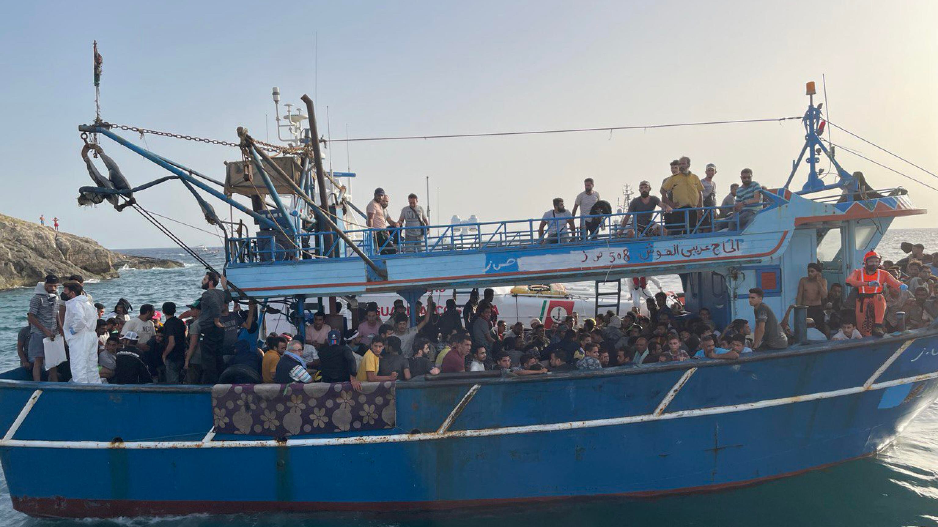 Maxi sbarco, in 265 su un peschereccio: Lampedusa di nuovo in crisi