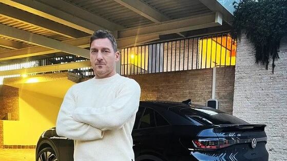 "Te sei magnato le borse di Ilary?". Totti nel mirino per il suo fisico