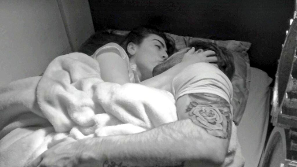 Giulia Salemi e Pierpaolo Petrelli notte bollente sotto le lenzuola. La regia li censura