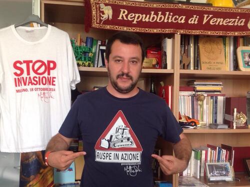 Migranti, De Magistris contro Salvini: "Chi ha ruspa sulla maglia è complice del genocidio"