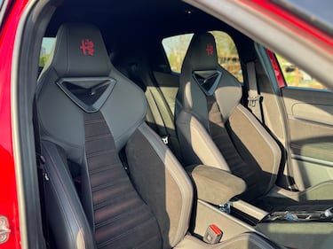 Alfa Romeo Junior Veloce: la gallery del crossover sportivo elettrico da 280 CV 13