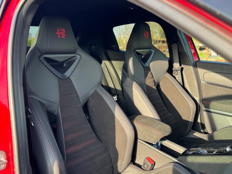 Alfa Romeo Junior Veloce: la gallery del crossover sportivo elettrico da 280 CV 13
