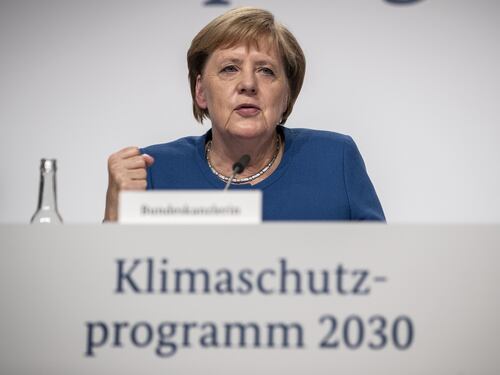 Merkel e ministro al vertice sul clima su due voli diversi: è polemica
