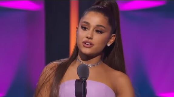 Ariana Grande alla Nasa, la popstar astronauta per un giorno