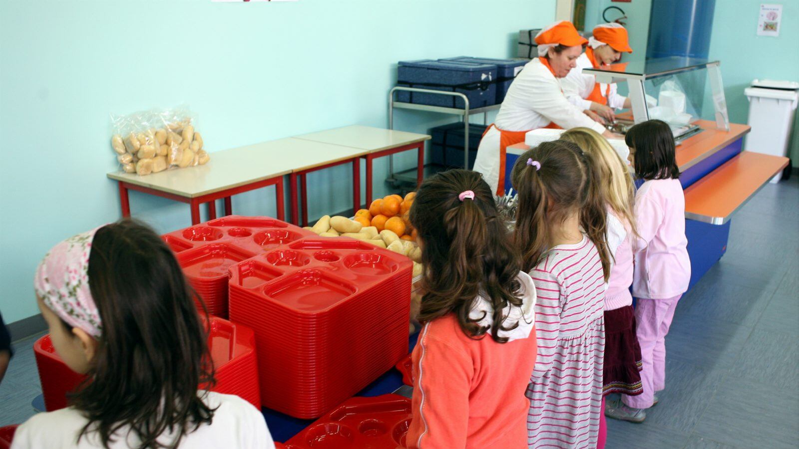 I piatti si sciolgono con il cibo: scatta il sequestro in mensa