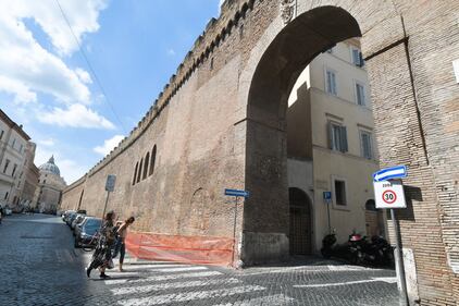Roma, cadono frammenti di tufo dal Passetto 1