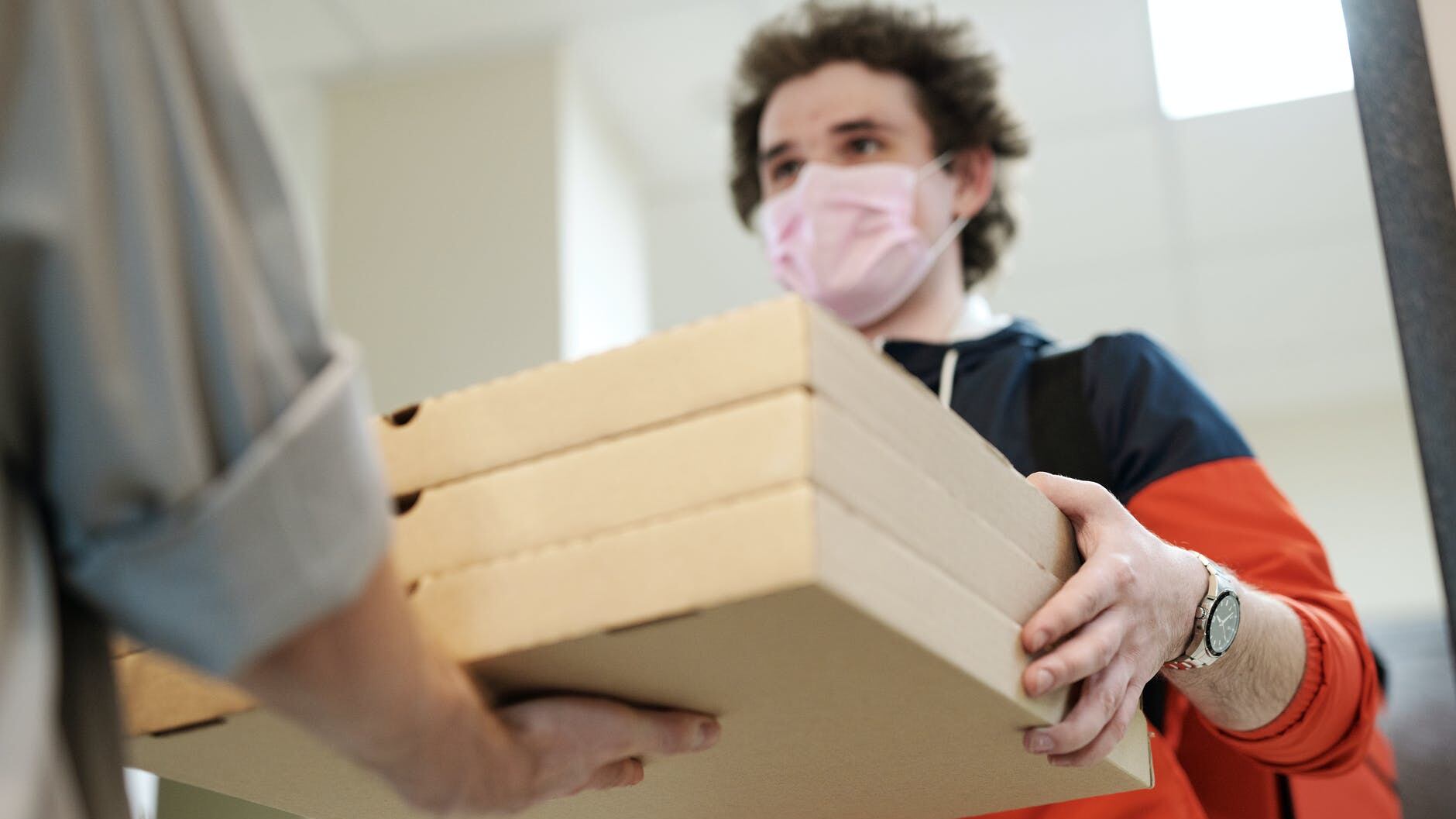 Spesa a casa e delivery: app, sconti e vantaggi per gli over 65
