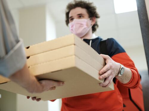 Spesa a casa e delivery: app, sconti e vantaggi per gli over 65