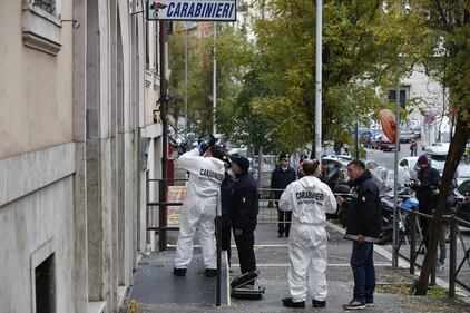 Roma, ordigno rudimentale contro la caserma dei carabinieri 8