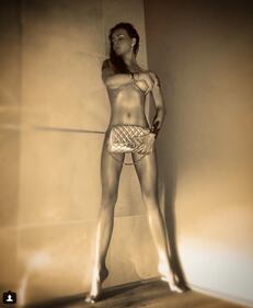Nina Moric mostra il lato b su Instagram 21