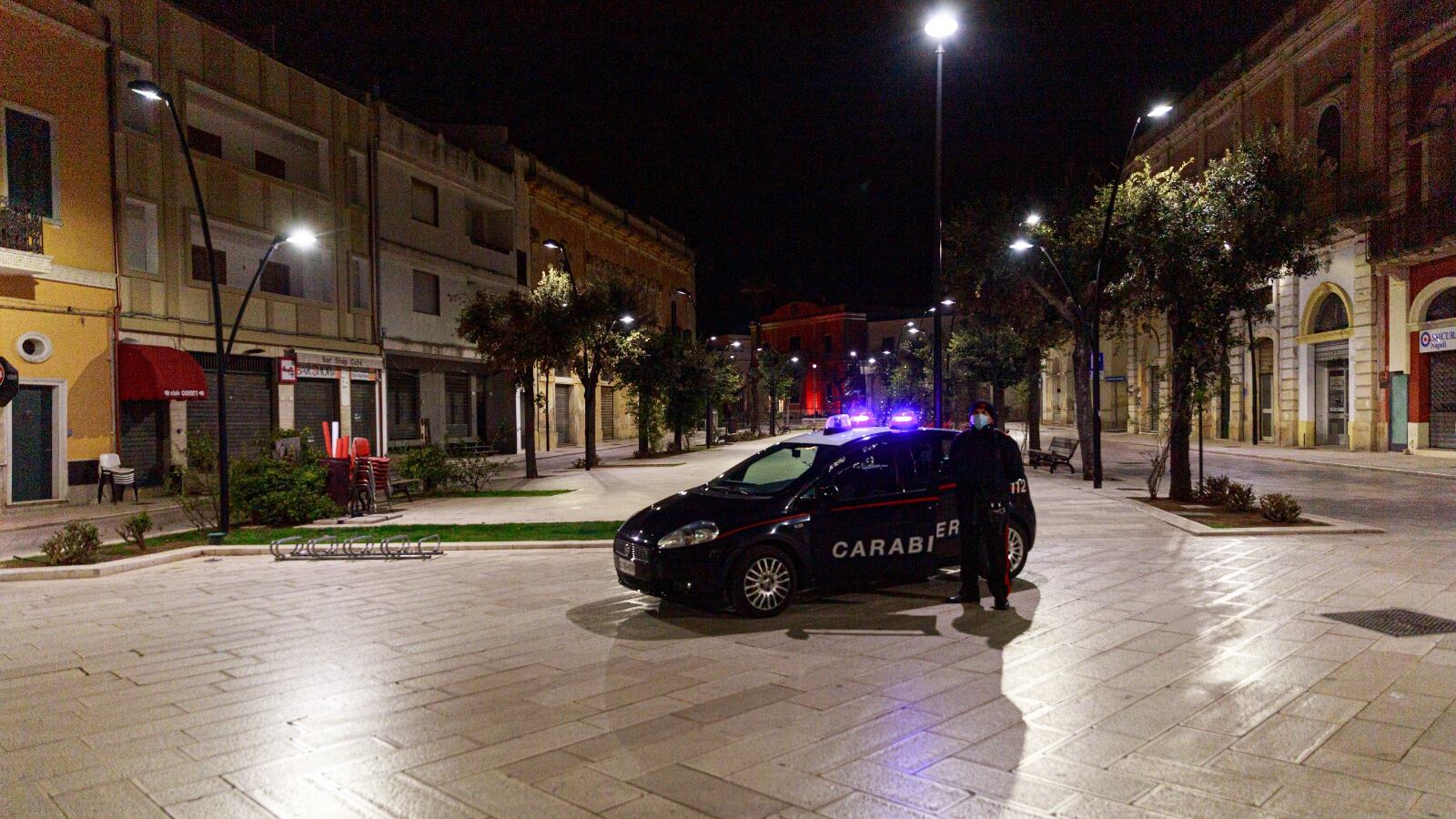 Abbassa la mascherina al carabiniere e gli sputa in faccia