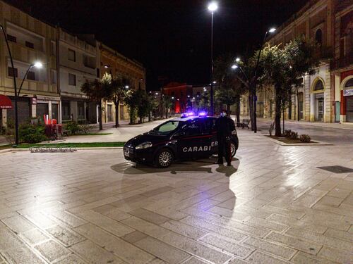 Abbassa la mascherina al carabiniere e gli sputa in faccia