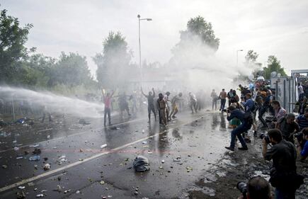 Scontri con i migranti al confine ungherese 1