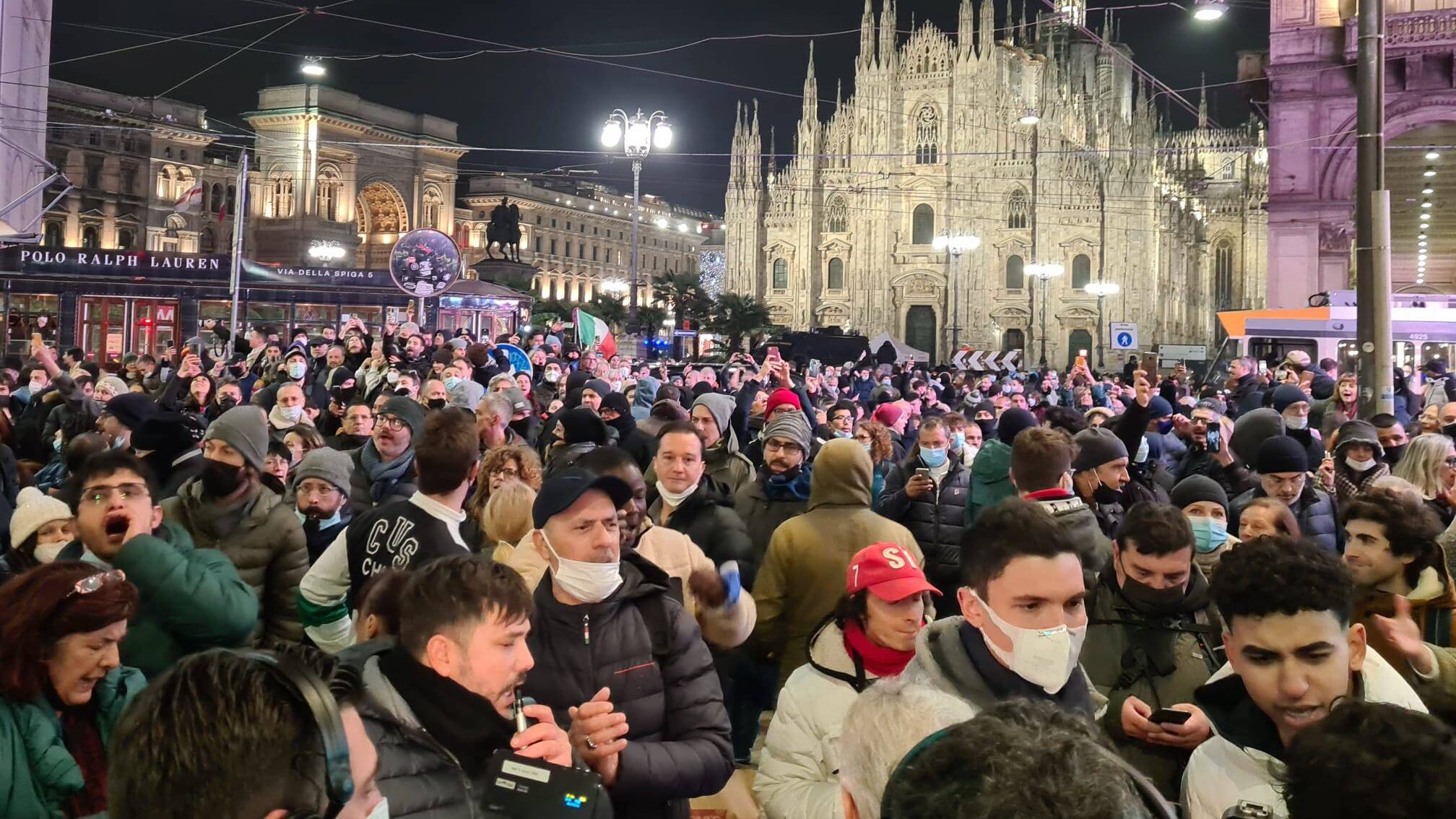 I No green pass si mischiano ai turisti: cosa è successo in Duomo a Milano