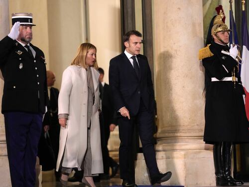 Doppio binario Meloni. "Restiamo uniti, però con l'America"