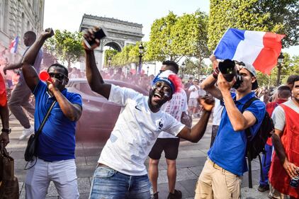 Francia campione del Mondo: tifosi in delirio sotto la Tour Eiffel 15