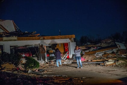 Gli Stati Uniti spazzati via dalla furia dei tornado 12