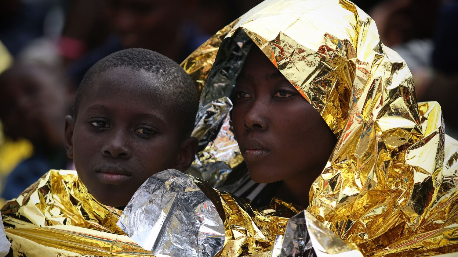 L'abbazia di San Miniato rivestita con le coperte termiche dei migranti. La Lega: "È uno sfregio"
