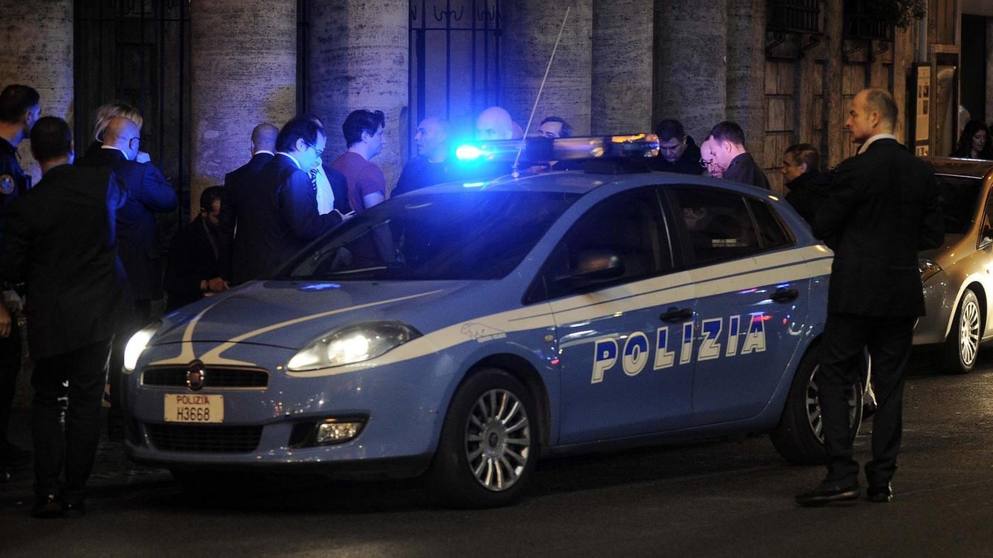 Niente alcolici per loro, clandestini pestano barista e aggrediscono agenti