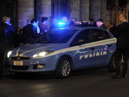 Niente alcolici per loro, clandestini pestano barista e aggrediscono agenti