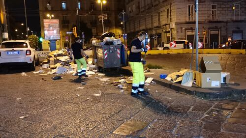 Napoli, raccolta di rifiuti al collasso: cumuli di immondizia in strada 4
