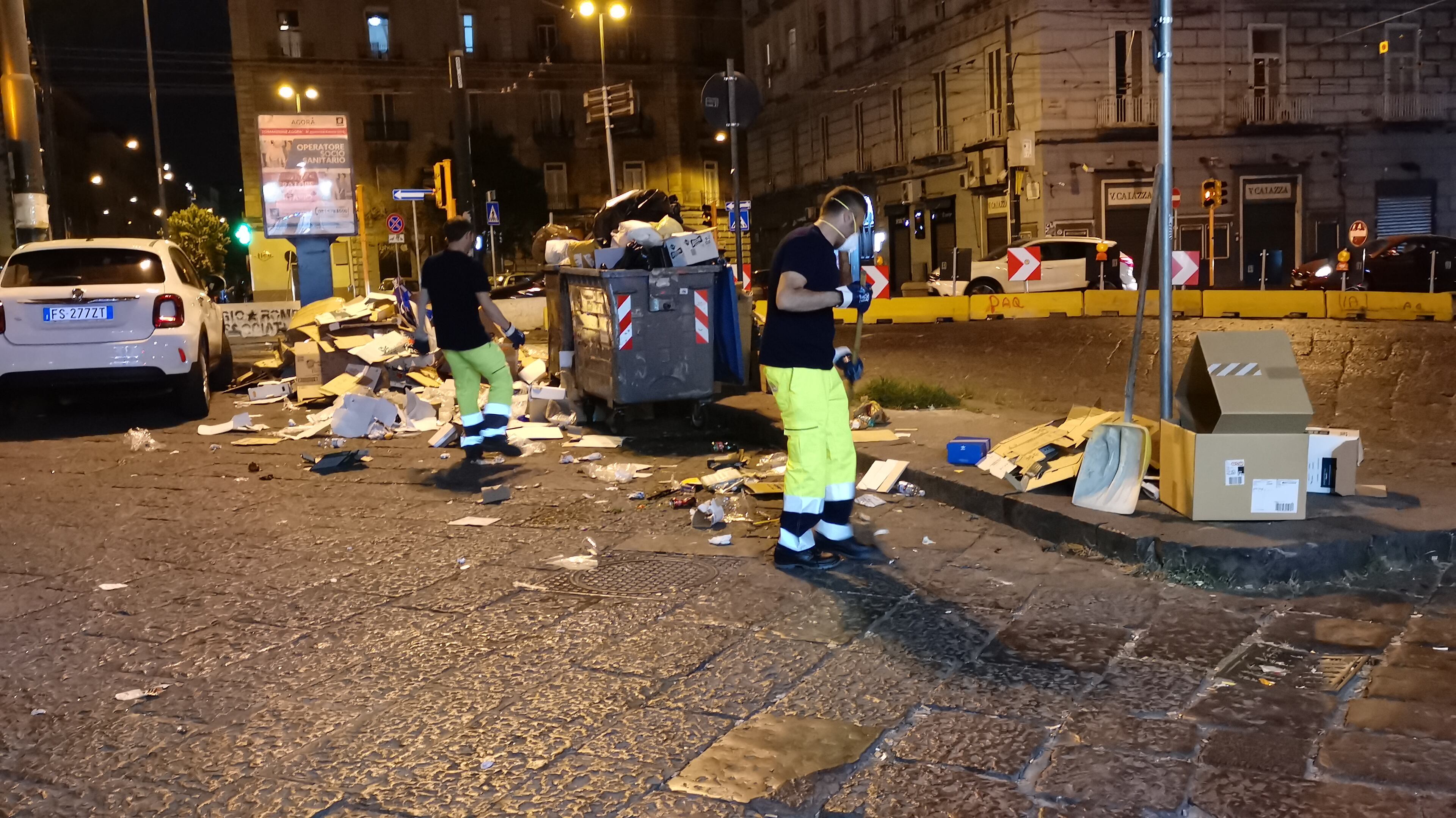 Napoli, raccolta di rifiuti al collasso: cumuli di immondizia in strada 4