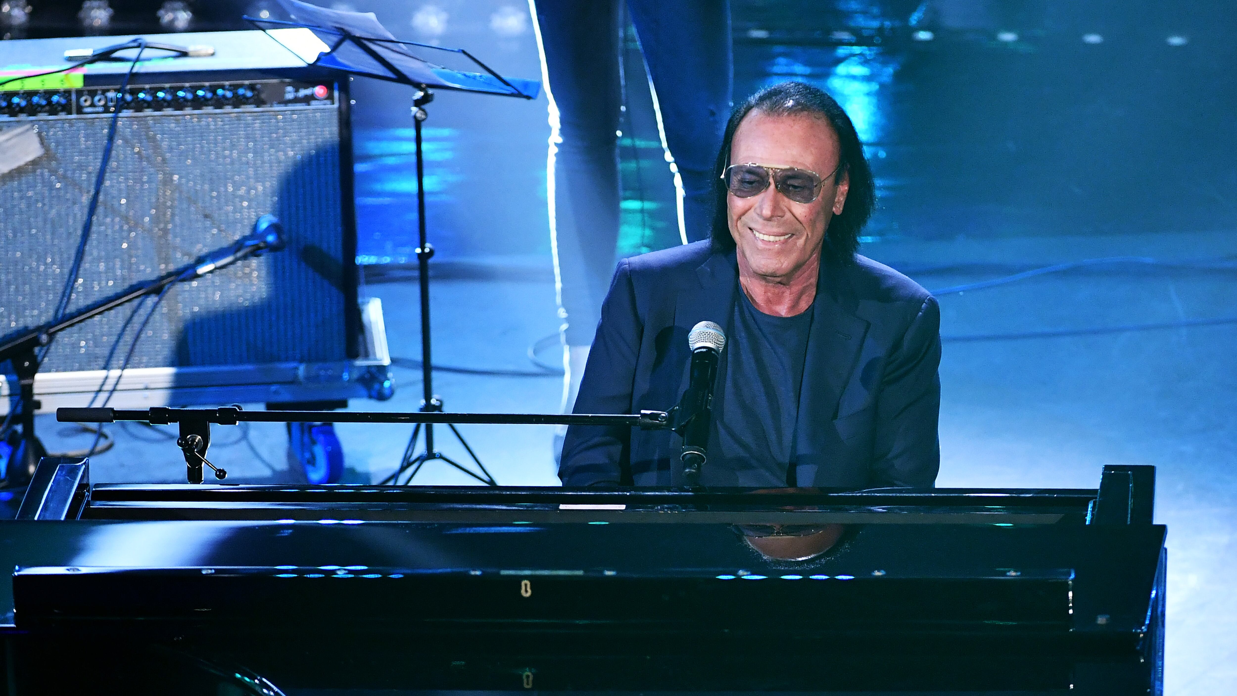 Venditti fa arrabbiare il pubblico: "Pensa a cantare"