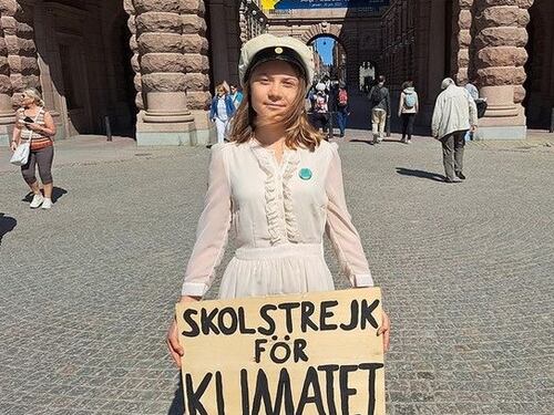 Greta Thunberg si diploma: per lei l'ultimo sciopero scolastico, ma la protesta continua