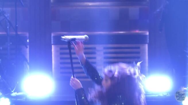Caduta in diretta tv per la cantante Meghan Trainor