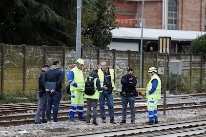 Bologna, operaio investito sui binari: il sopralluogo della polizia dopo la tragedia 2