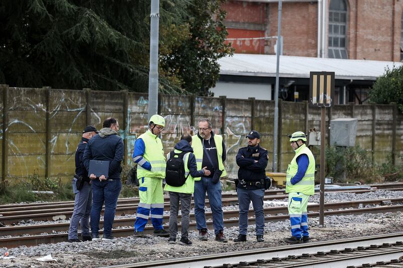 Bologna, operaio investito sui binari: il sopralluogo della polizia dopo la tragedia 2