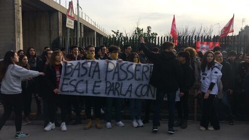 Di Maio nel suo liceo: contestato da studenti e lavoratori 13