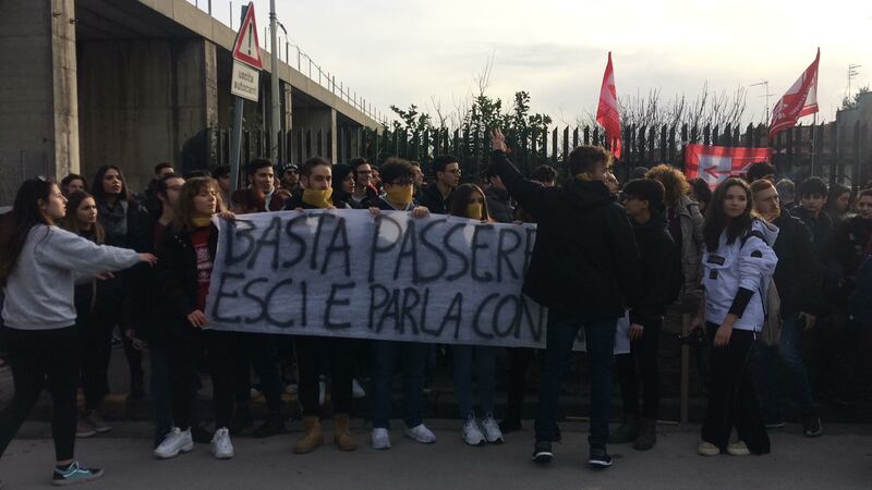 Di Maio nel suo liceo: contestato da studenti e lavoratori  13