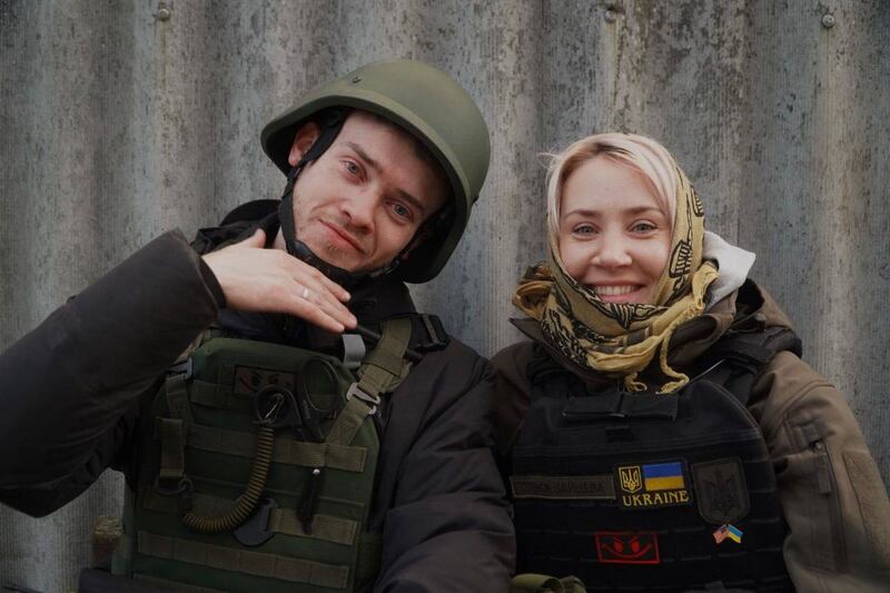 Olga Zaitseva e Chris Parry durante l'evacuazione della popolazione