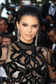 Kendall Jenner sfila sul red carpet di Cannes 3