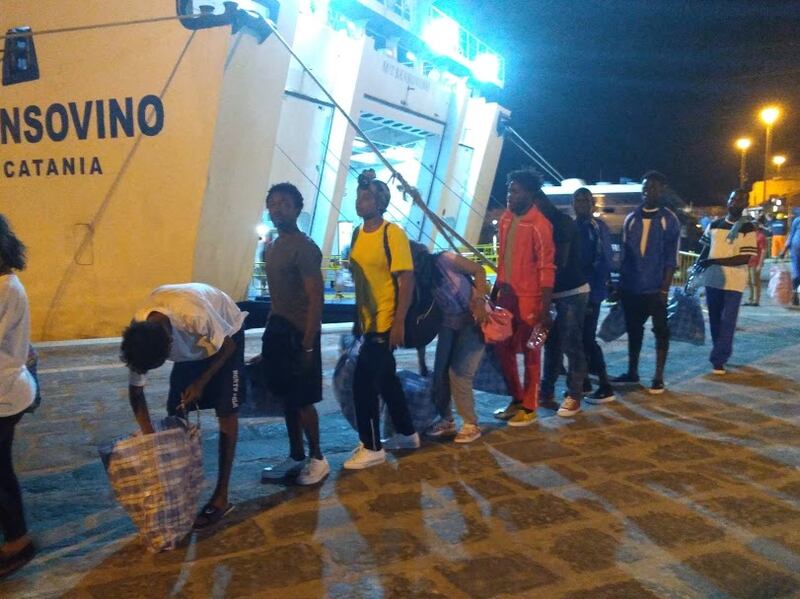 Lo sbarco dei migranti della Open Arms a Porto Empedocle  1